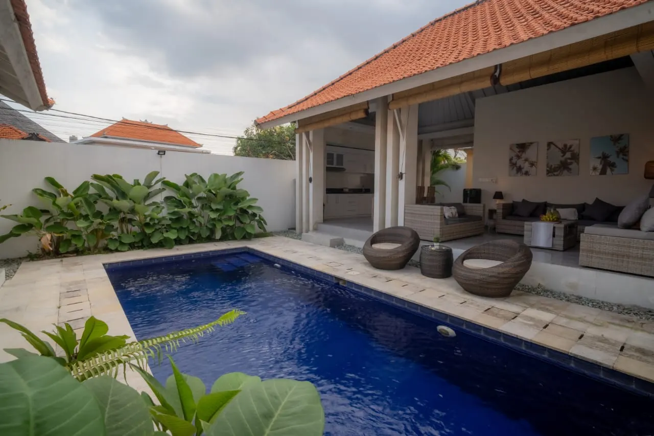 Pool and tropical garden – 3BR villa for rent in Umalas near Canggu